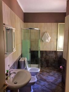 Ett badrum på Hotel Vila Lule