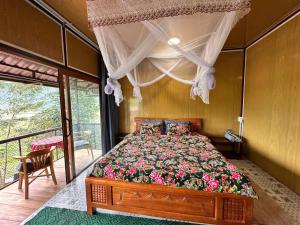 een slaapkamer met een groot bed met een baldakijn bij Homestay field - bungalow, Ha giang loop tour, motorbikes rental in Ha Giang