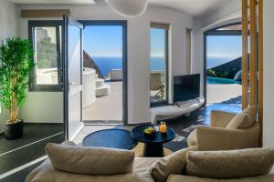 un soggiorno con vista sull'oceano di Secret Path Luxury Villas a Imerovigli
