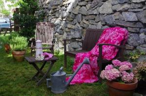 a garden with a chair and a table with flowers at Riojania Traditio Mountain in Munilla