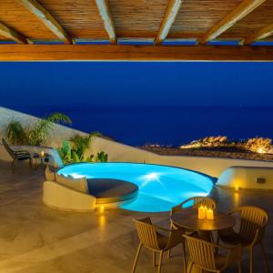 patio con piscina durante la notte di Secret Path Luxury Villas a Imerovigli