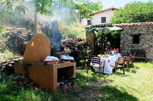 an outdoor grill with a table and a table and a tableablish at Riojania Traditio Mountain in Munilla
