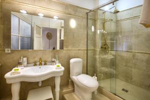 A bathroom at Le Clos De Saint Seurin