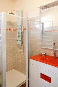 baño con ducha y encimera roja en Kaïvivi, en Le Marin