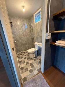 een badkamer met een toilet en een douche bij Sand and Sea Koh Kood in Ko Kood