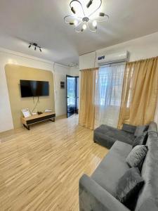 ein Wohnzimmer mit Sofa und Flachbildfernseher in der Unterkunft Primari Haven in Bantinguil