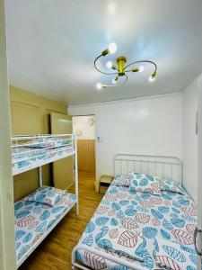ein Schlafzimmer mit zwei Etagenbetten und einer Decke in der Unterkunft Primari Haven in Bantinguil