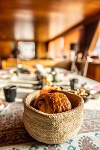 a bowl of bread sitting on top of a table at Péniche d'hôtes MS Elisabeth in Namur +32 photos