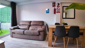 een woonkamer met een bank en een tafel bij Apartalux Ático Jaime I in Benidorm +27 foto's