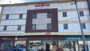 a building on the corner of a street at شقق همسات المخدومة in Khamis Mushayt