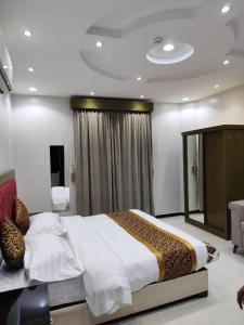 a bedroom with a large bed in a room at شقق همسات المخدومة in Khamis Mushayt