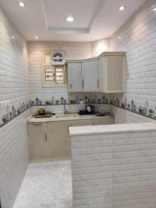 a large kitchen with a sink and a counter at شقق همسات المخدومة in Khamis Mushayt