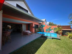 a house with a backyard with a swimming pool at Villa Exotiqua Sunset in La Saline les Bains