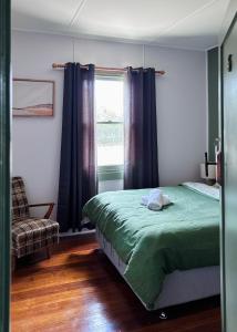 Giường trong phòng chung tại Bluff House Flinders Island Tasmania