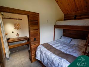 a bedroom with a bunk bed and a desk at Hospedaria Leliak - Retiro Boutique de Montanha in Aiuruoca