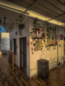 een kamer met een muur met foto's erop bij Multiple Stories, Udaipur in Udaipur