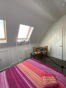 En eller flere senge i et værelse på FABULOUS Self contained GARDEN STUDIO EGHAM