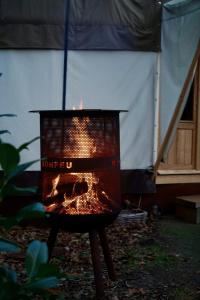 un focolare di fronte a una tenda di Unieke Yurt in het bos met jacuzzi en sauna a Erp