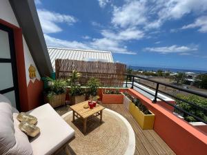 a balcony with a table and a view of the ocean at Villa Exotiqua Sunset in La Saline les Bains