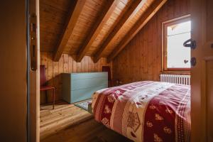 a bedroom with a bed and a window at Albergo Diffuso Ravascletto in Ravascletto