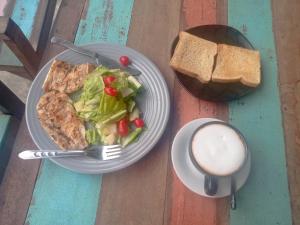 een bord eten met een salade en een kopje koffie bij My Home Koh Kood1 in Ko Kood +11 foto's