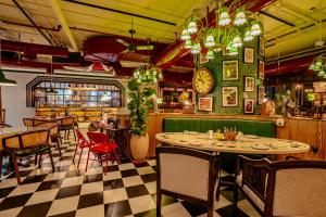 un ristorante con tavolo, sedie e orologio di DoubleTree by Hilton Dubai - Business Bay a Dubai