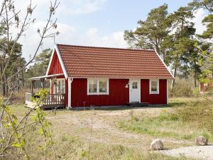 a red house with a red roof at Nobel Cabins - Furillen in Lärbro