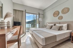 een slaapkamer met een groot bed en een balkon bij Contessa Hotel in Argassi +194 foto's