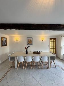 a dining room with a large table and chairs at Gîte Baytso in Auge
