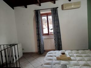 una camera da letto con un letto con un cappello sopra di Casa Gabry - Tramonto sul lago a Anguillara Sabazia Altre 7 foto