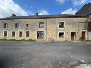 an old brick building with a lot of windows at Gîte Baytso in Auge