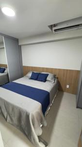 een slaapkamer met een groot bed met blauwe kussens bij Sea View Apartment in Aracaju in Aracaju +21 foto's