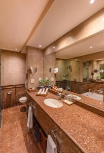 un bagno con due lavandini e un grande specchio di Islamabad Serena Hotel a Islamabad