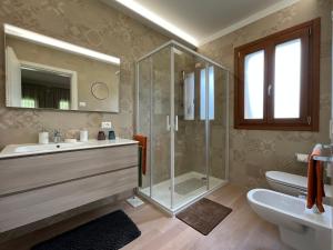 a bathroom with a shower and a sink at B&B Relief in Possagno