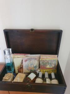 een houten doos gevuld met verschillende soorten boeken bij Casa Guido in Cittadella del Capo