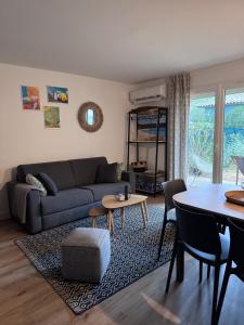 a living room with a couch and a table at Appartement à Cala Rossa in Lecci