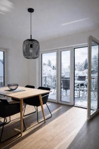 una sala da pranzo con tavolo e sedie di WeberHof Appartements a Burg