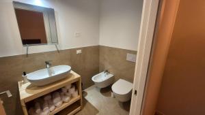 ein Badezimmer mit Waschbecken und Toilette in der Unterkunft De Uait Aus in Fossalta di Piave + 46 Fotos