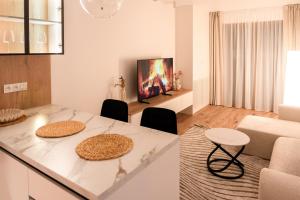 a kitchen and living room with a table and chairs at Apartament Zakrzówek - Chilloway in Krakow