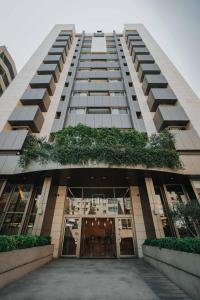 een hoog gebouw met planten aan de zijkant bij Citea Apart Hotel in Beiroet