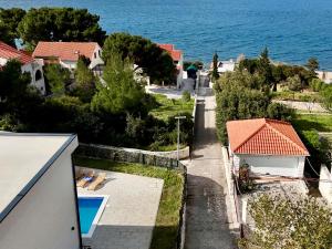 斯普利特卡White Villa, Brac的享有带游泳池和大海的房子的景色