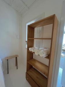 bagno con mensola in legno e asciugamani di Pousada Tamuré a Porto Seguro