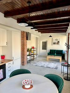 a kitchen and living room with a table and chairs at Casa Fraga in Beiuş