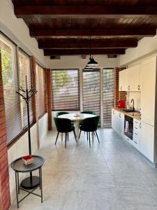 a kitchen and dining room with a table and chairs at Casa Fraga in Beiuş