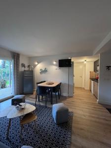 a living room with a table and a kitchen at Appartement à Cala Rossa in Lecci +19 photos