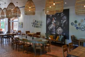 En restaurant eller et andet spisested på Blaauwklippen Manor by NEWMARK + 68 billeder