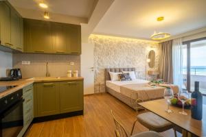 een keuken en een slaapkamer met een bed in een kamer bij Aurora Suites, By IdealStay Experience in Amoudara Herakliou +17 foto's