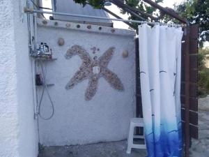 een teddybeer geschilderd op de zijkant van een muur bij Evia Escape in Vathírrevma