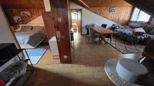 een woonkamer met een bed en een eetkamer bij Oleggio Home in Oleggio