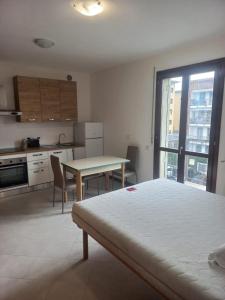 een kamer met een bed en een keuken met een tafel bij Residenza Caniana in Torre Boldone